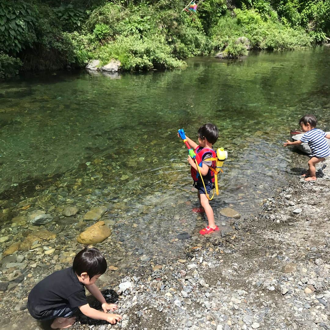 潮田玲子さんのインスタグラム写真 - (潮田玲子Instagram)「GWの思い出。 河原でバーベキュー😍😍🙌 地元福岡でお肉の卸をやっている友人から最高のお肉達を送ってもらいみんなでバーベキューしました！ 自然の中で食べるお肉、更に美味しすぎて最高でした😍😍😍 川の水も綺麗だし、あぁーー楽しかった！また暑くなる前にまたすぐやろう😆✌️ 残り2日、皆さんも素敵なGWを😘  #河原でバーベキュー #お天気良くて #最高 #お肉はもっと最高 #美味しすぎた #またお願いしよう笑」5月5日 8時11分 - reikoshiota_official