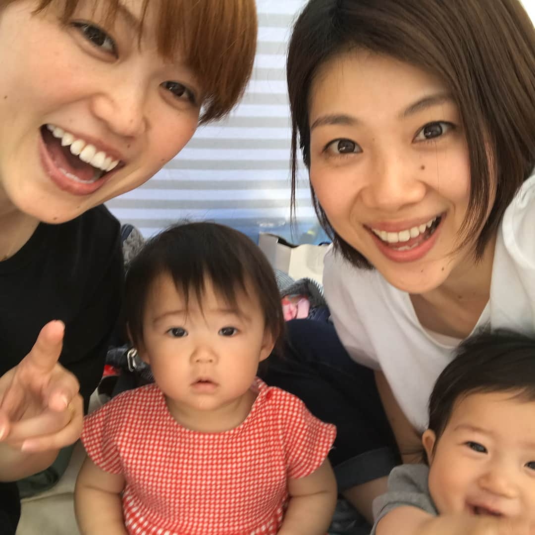 潮田玲子さんのインスタグラム写真 - (潮田玲子Instagram)「GWの思い出。 河原でバーベキュー😍😍🙌 地元福岡でお肉の卸をやっている友人から最高のお肉達を送ってもらいみんなでバーベキューしました！ 自然の中で食べるお肉、更に美味しすぎて最高でした😍😍😍 川の水も綺麗だし、あぁーー楽しかった！また暑くなる前にまたすぐやろう😆✌️ 残り2日、皆さんも素敵なGWを😘  #河原でバーベキュー #お天気良くて #最高 #お肉はもっと最高 #美味しすぎた #またお願いしよう笑」5月5日 8時11分 - reikoshiota_official