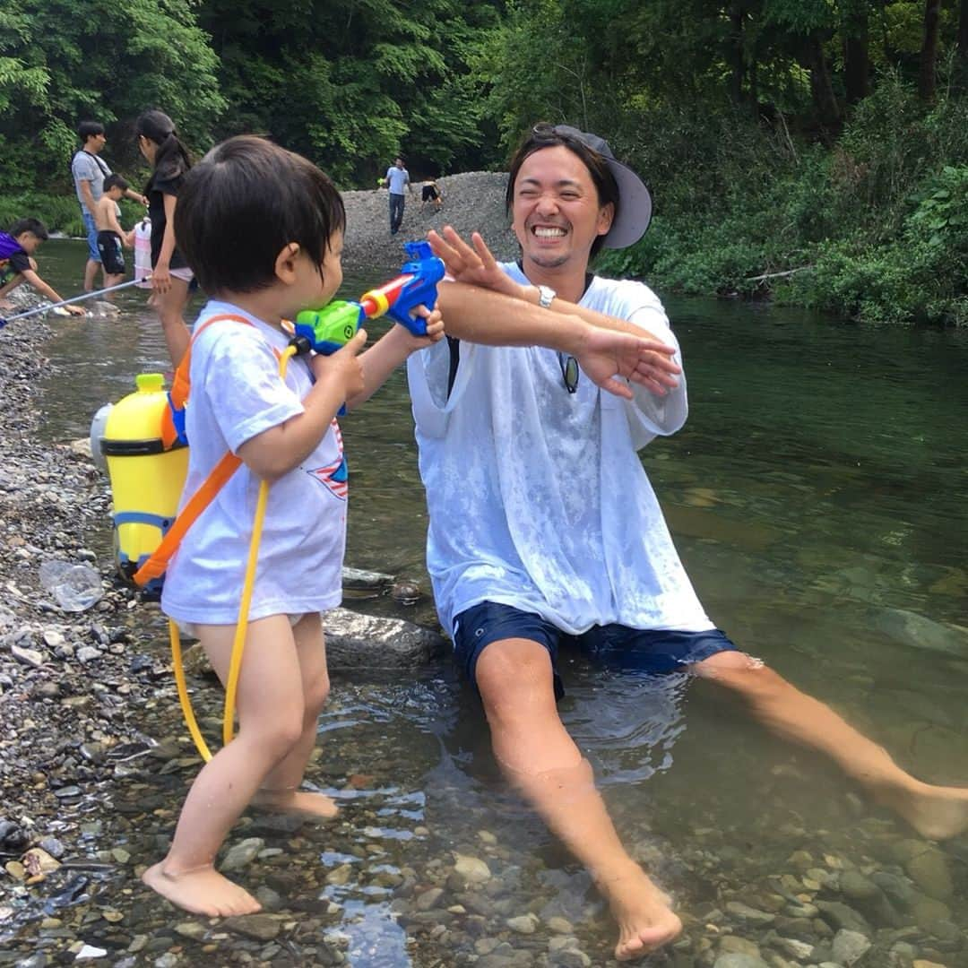 潮田玲子さんのインスタグラム写真 - (潮田玲子Instagram)「GWの思い出。 河原でバーベキュー😍😍🙌 地元福岡でお肉の卸をやっている友人から最高のお肉達を送ってもらいみんなでバーベキューしました！ 自然の中で食べるお肉、更に美味しすぎて最高でした😍😍😍 川の水も綺麗だし、あぁーー楽しかった！また暑くなる前にまたすぐやろう😆✌️ 残り2日、皆さんも素敵なGWを😘  #河原でバーベキュー #お天気良くて #最高 #お肉はもっと最高 #美味しすぎた #またお願いしよう笑」5月5日 8時11分 - reikoshiota_official