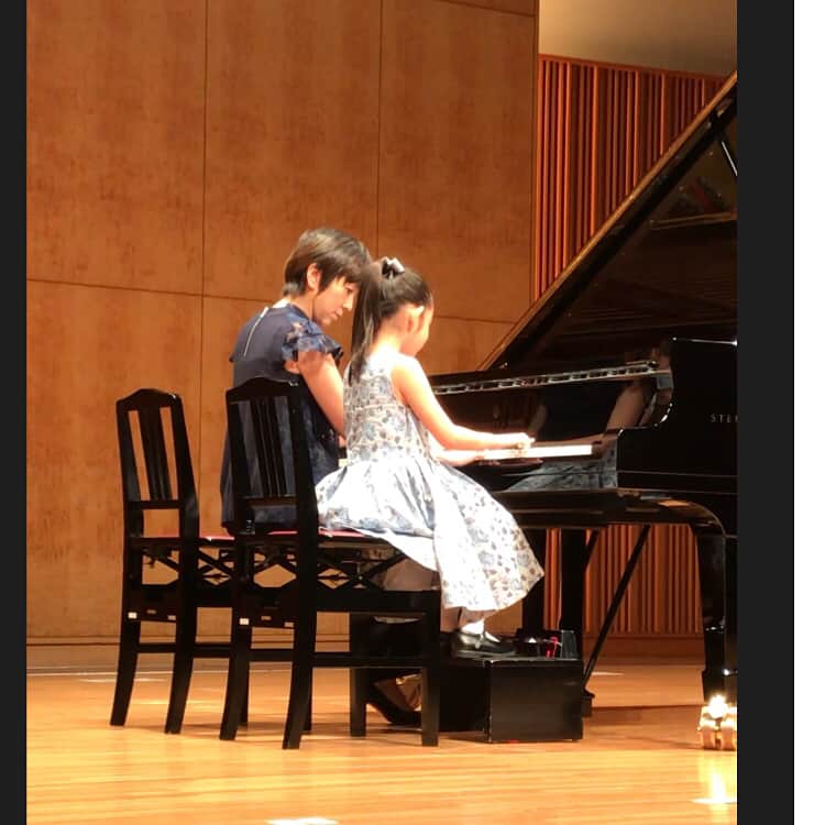 名倉潤のインスタグラム：「娘、息子ピアノの発表会😊 ずっと練習して上手く弾けてよかった。2人が作曲した曲も凄く良かったよ👍ママも子供達との連弾お疲れ様😂 #ラ・カンパネラの連弾 ＃アラベスク #海のみえる街 #ブギ時計」