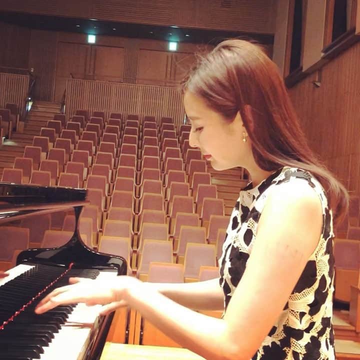 森本麻衣のインスタグラム：「💖 elgar/ Salut d'amour 💖part1 . エルガー/愛の挨拶 😉 . . . . #elgar#Salutdamour#piano#instapiano#maimorimoto#pianist#music#lovepiano#classic#hall#yamaha#injapan#lovesgreeting  #森本麻衣#ピアノ#ぴあの#ピアニスト#エルガー#愛の挨拶#ピアノソロ#クラシック#🎹 #加圧トレーニング後だから腕が赤い🤭」