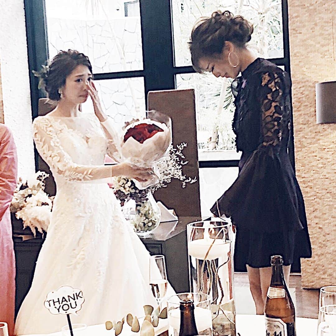 長谷川唯のインスタグラム：「・ ・ 妹の結婚式は一言、ただ最高でした。写真もたくさんUPしていくのでお付き合いお願いします❤︎ ・ ・ すごく嬉しいサプライズあり涙がとまらなかった。。ブーケトスがあるって思ってて、親友達は私が受け取れたらいいなって思ってたらしくってでもそれがなかったの。 ・ ・ しないんだなぁーって思ってたら披露宴のときに姉2人まえに呼ばれて行ったら、、、 ・ ・ 司会の方が『妹さんからお姉さんにブーケがあります』って言われ妹に一番幸せになってもらいたいのはお姉ちゃん、幸せになってねって言われた瞬間、泣き崩れた。 ・ ・ 人想いな妹。心からのんが妹でよかったなって改めて思った。三姉妹はすごく仲が良い！2人はわたしの宝物。 ・ ・ これから先もずーっとずっと仲良しな三姉妹でいようね！この日の記憶は一生私の中にいるよ。ありがとう。 ・ ・ #family #familyphoto #sister #sisterwedding #happywedding #love #wedding #happy #結婚式 #ブーケ」