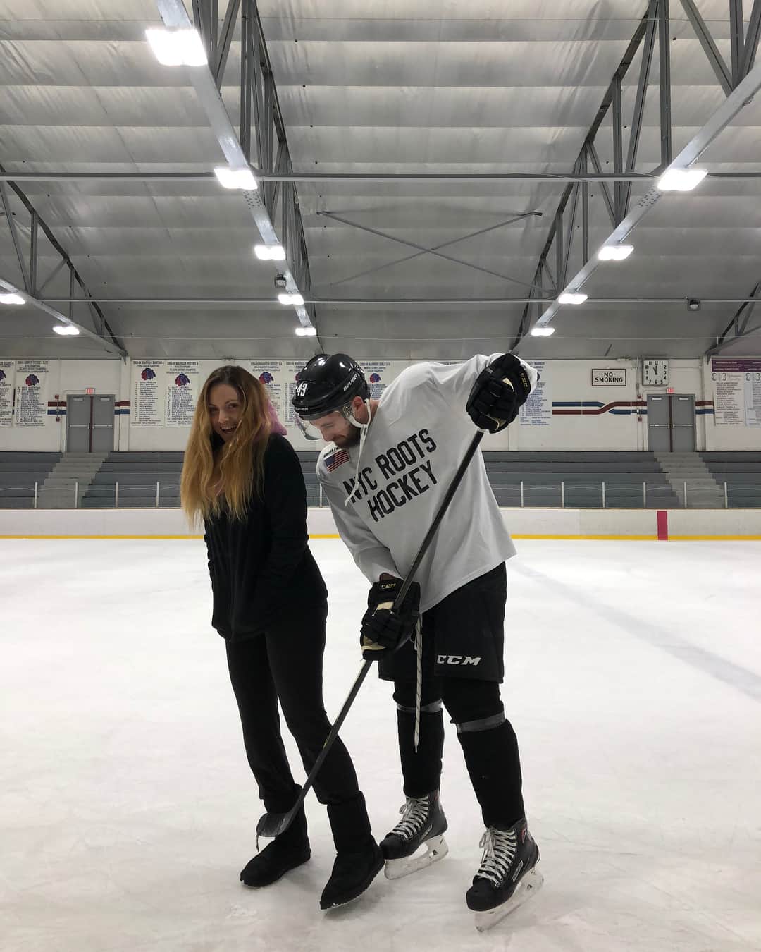 ティーガン・プレスリーのインスタグラム：「#flashbackfriday to that one time when my hubby tried to trip me on the ice. Meanie Pants😝 @43_oak 🖤 📸 : @mkelly114」