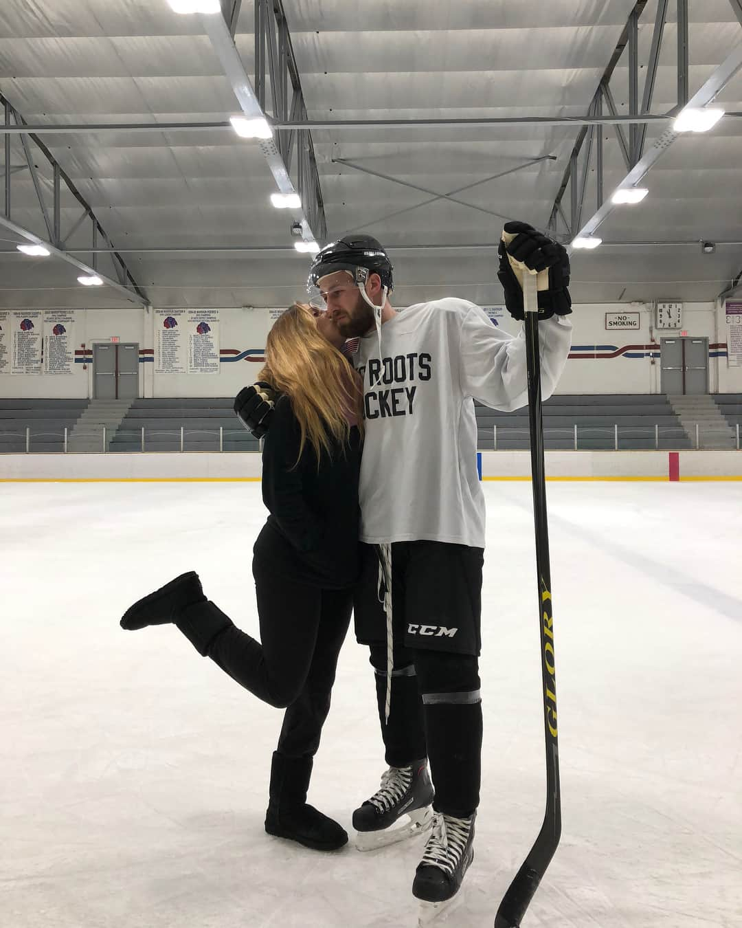 ティーガン・プレスリーさんのインスタグラム写真 - (ティーガン・プレスリーInstagram)「#flashbackfriday to that one time when my hubby tried to trip me on the ice. Meanie Pants😝 @43_oak 🖤 📸 : @mkelly114」5月5日 1時03分 - msteagan