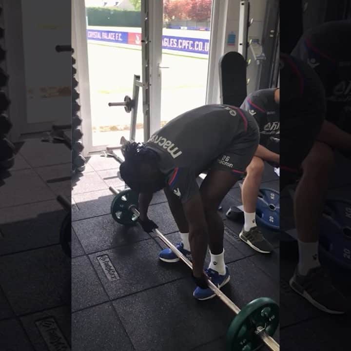 バカリ・サコのインスタグラム：「Almost there 🏋🏾‍♂️ #BakyBuilding」