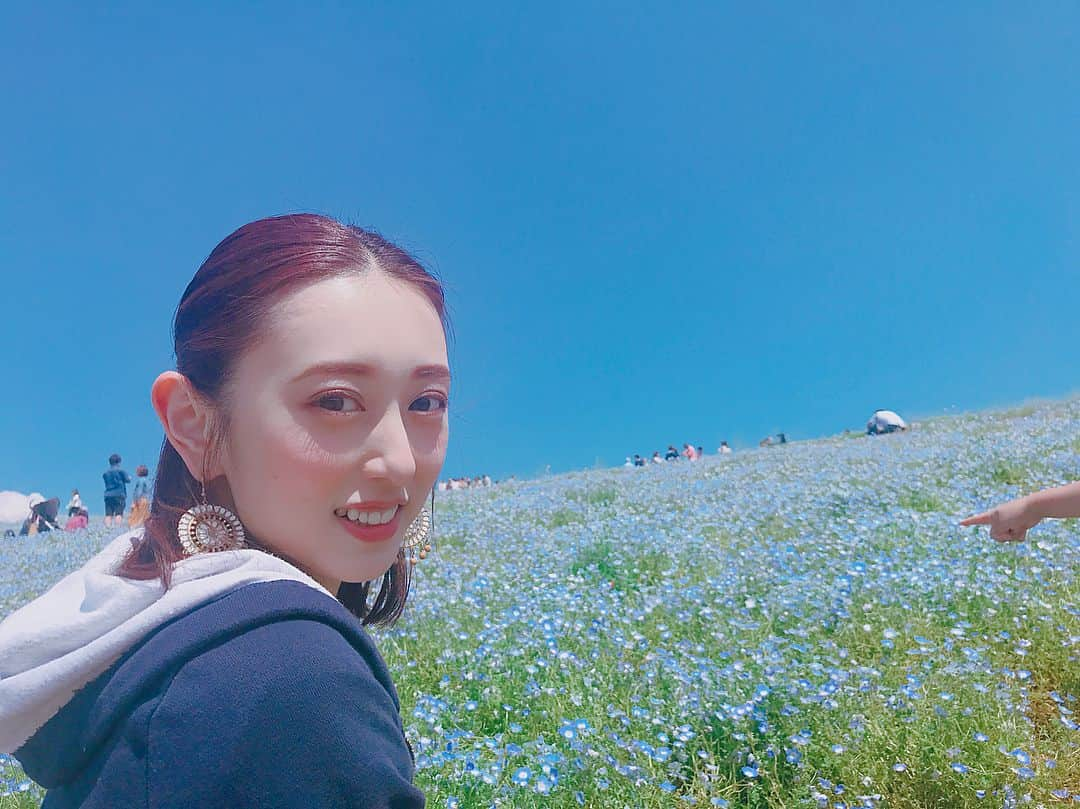 中西麻里衣さんのインスタグラム写真 - (中西麻里衣Instagram)「昨日は『国営ひたち海浜公園』へ🚗💨混んでいる事は覚悟していましたが…往復8時間弱の運転でした。。。 ですが夫婦で前からネモフィラが見てみたくて✨お天気も良かったのでお散歩しながらのんびり出来ました〜🍀秋のコキアも行きたいな☺️ 香りの丘も楽しかった✌🏻GW大満喫です♡ #gw#家族DAY#ドライブ#長旅#国営ひたち海浜公園#ネモフィラ#一度行ってみたった#すごく広い#遊園地もあった#秋も行きたい#大自然#のんびり#癒される#思い出#大満喫#パパさんお疲れ様#母帽子忘れた#長男から借りる#不覚#日焼け天国#サービスエリア好き#男の子ママ#mamagirl#mamalife#アラサーママ」5月5日 9時09分 - 87marii