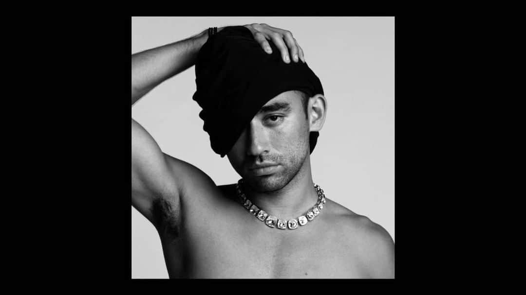 ニコラ・フォルミケッティのインスタグラム：「CAMEO 2 // 🖤 🖤@ladygaga’s Yöu and I directed by @inezandvinoodh 🖤 🖤」