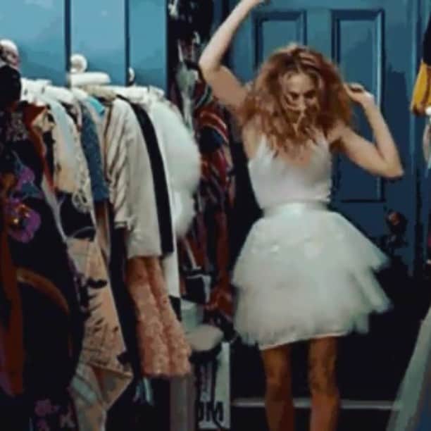 ジェシカ・キャプショーのインスタグラム：「Friday feels...💃🏼」