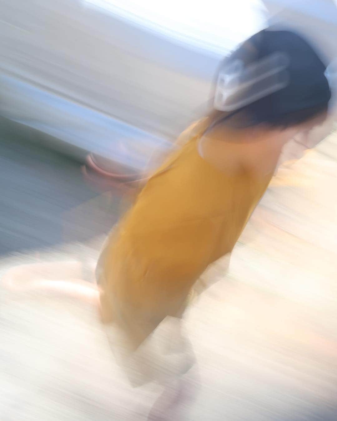 花盛友里のインスタグラム：「高速で動く息子。 カメラロールこんなんばっか😂 今日は息子のだいっっっすきな恐竜見に聞くよー！ 毎晩恐竜事典を読まされて、どんどん恐竜に興味が出てきたので、わたしも楽しみ！ . . . #3歳児」