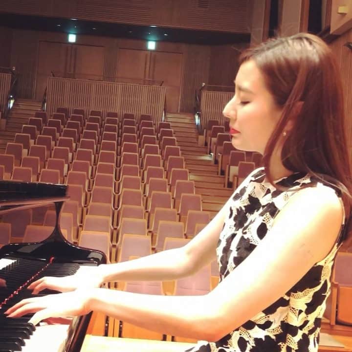 森本麻衣のインスタグラム：「続き💖elgar/ Salut d'amour💖 Part2 . エルガー/愛の挨拶🤝 . . . . . #elgar#Salutdamour#piano#instapiano#maimorimoto#pianist#music#lovepiano#classic#hall#yamaha#injapan#lovesgreeting  #森本麻衣#ピアノ#ぴあの#ピアニスト#エルガー#愛の挨拶#ピアノソロ#クラシック#🎹 #加圧トレーニング後だから腕が赤い🤭」