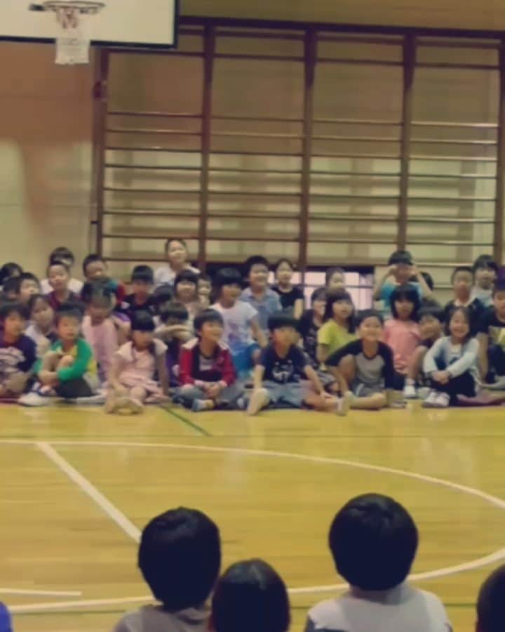 田口良一のインスタグラム：「いつかの小学校での講演のムービー✨ #小学生 #元気 #シャドー速め #詰め込んだ」