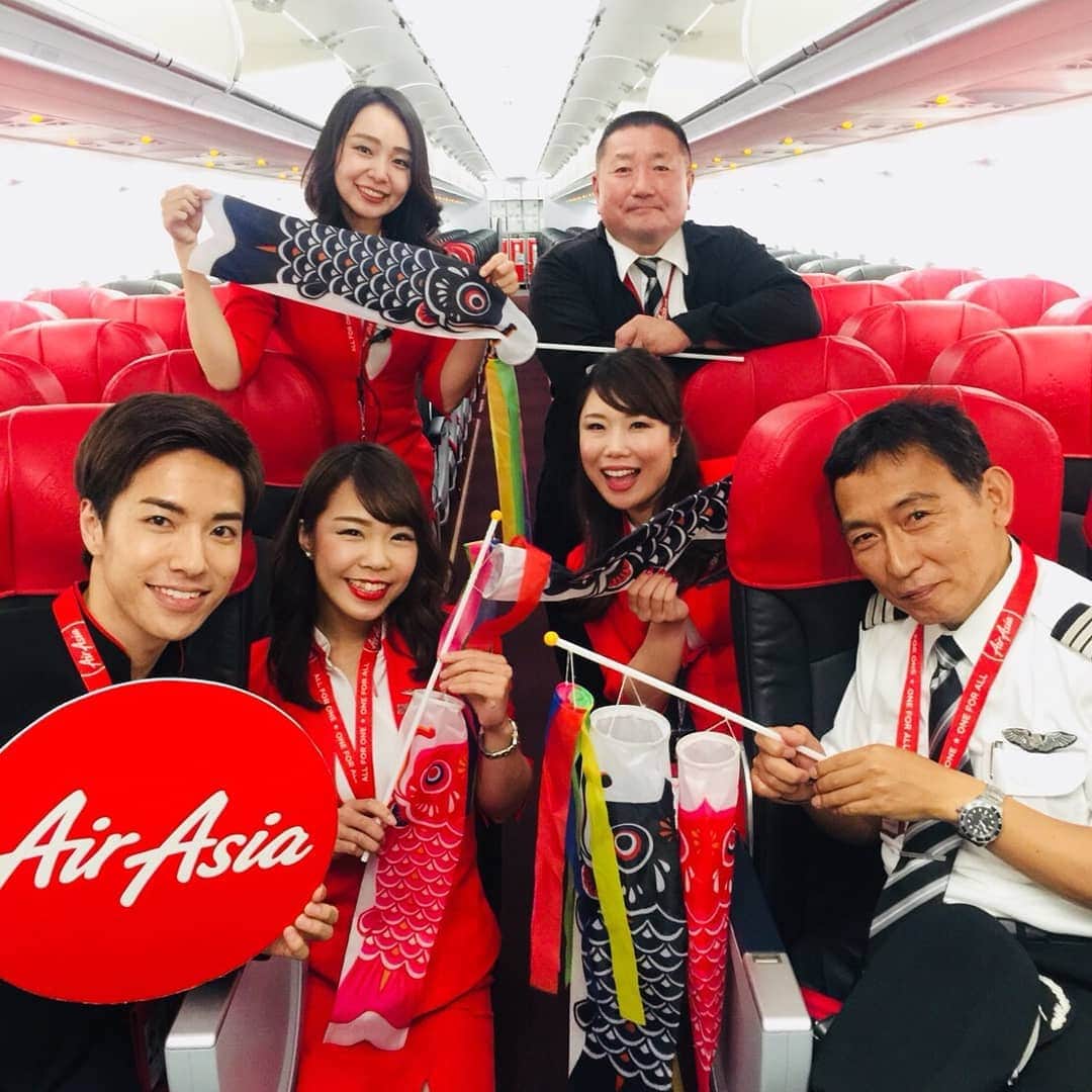 AirAsia (公式) さんのインスタグラム写真 - (AirAsia (公式) Instagram)「今日はこどもの日！ こどもの日を記念して連休中のフライトで、名古屋グランパスの観戦チケットやエアアジア・オリジナルグッズがあたるクイズ大会を実施しました。エアアジアのキャビンクルー（客室乗務員）のサービスモットーはFun and Friendly。 空港や機内では気軽に声をかけてくださいね！ 明日ご利用のお客様は混雑が予想されるのでお早めに空港にお越しください！  #こどもの日 #boysday #funevent #機内クイズ大会」5月5日 17時12分 - airasia_jpn