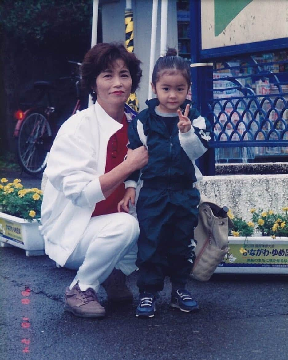 楓さんのインスタグラム写真 - (楓Instagram)「こどもの日ということで 幼き頃を公開です^ ^ 気持ちはずっと子供な感じだけど 気がつけば大人になってるんだな~  #うぶ毛 #隣はおばあちゃん #おばあちゃんっ子でした👵」5月5日 17時37分 - kaede_