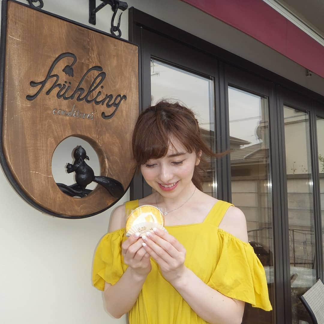 早川愛さんのインスタグラム写真 - (早川愛Instagram)「可愛いリスがモチーフのケーキ屋さん💕💕 一番人気のロールケーキ、もうふわっふわで美味しくて瞬殺でした🙈  有名な新百合ヶ丘のパン屋さんリリエンベルグで修業されたシェフのお店みたいです🍞 可愛い動物モチーフのスイーツなどは閉店前だったので全然残っていませんでしたが、 私は大好きなシュークリームと御用邸レモンも😋 ・ ・ ・  #フリューリング #fruhling #逗子グルメ #逗子スイーツ #逗子ケーキ #逗子カフェ #葉山スイーツ #葉山ケーキ #葉山カフェ #カフェ巡り #cafe #sweets #cake #takeout #シュークリーム #ロールケーキ #リリエンベルグ」5月5日 12時23分 - megumegu_1006