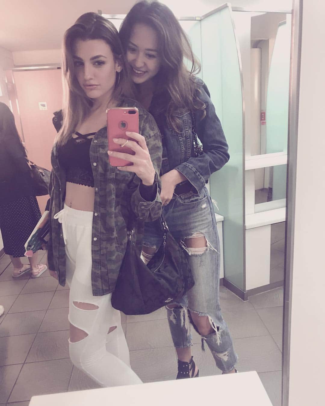 玲奈マリーのインスタグラム：「ラブ❤️ @lilyyurikalily . . . . . . . . . . . . . #bff #love #goldenweek #tokyo #heaux #shibuya #omotesando #lilybot #weekend #saturday #ootd #model #wiwt #マブダチ #ラブラブ #ツーショット #表参道 #渋谷 #わいわい #ファッション #ファッションモデル #モデル #大好き」