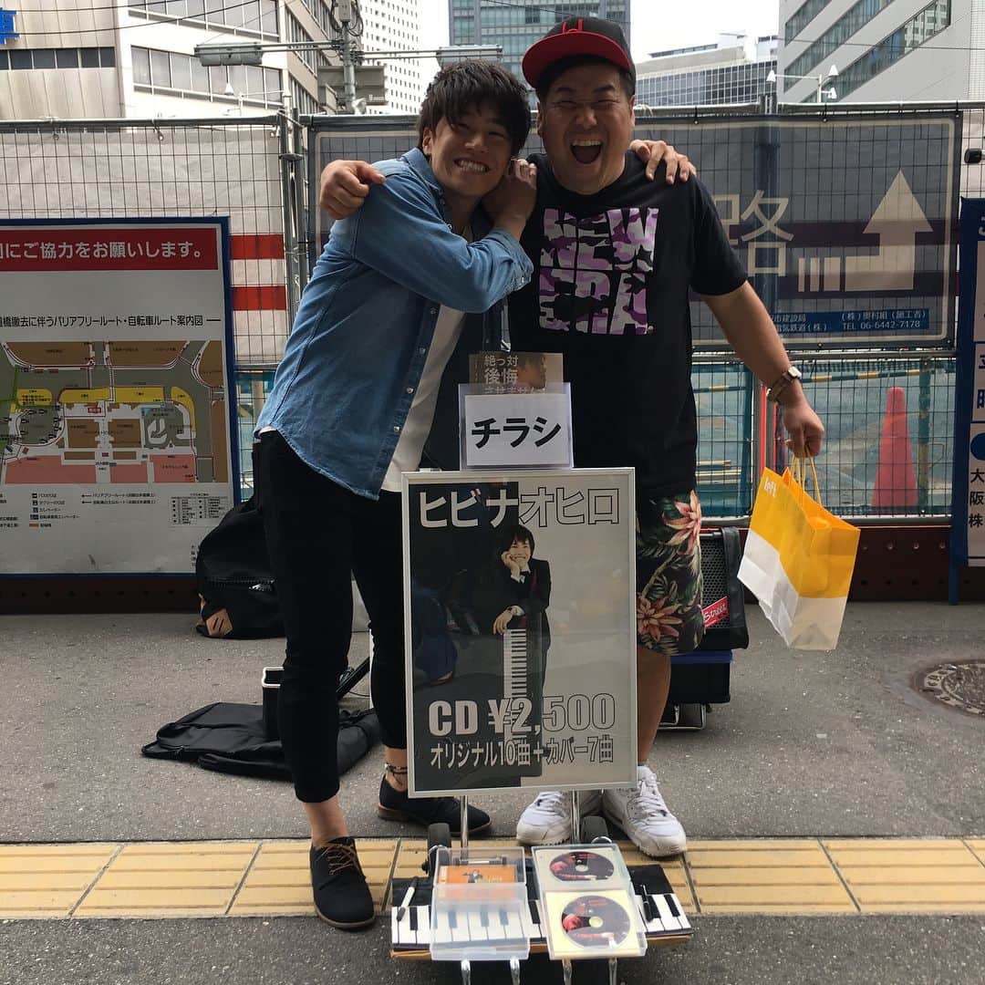 岩橋良昌さんのインスタグラム写真 - (岩橋良昌Instagram)「大阪駅で路上ライブをしようとしてた元芸人の先輩、ヒビナオヒロさんに出くわす  #嬉しかったなぁ #懐かしい #CD頂いちゃいました #シンガーソングライター #ヒビナオヒロ」5月5日 13時07分 - maeeeeen1084