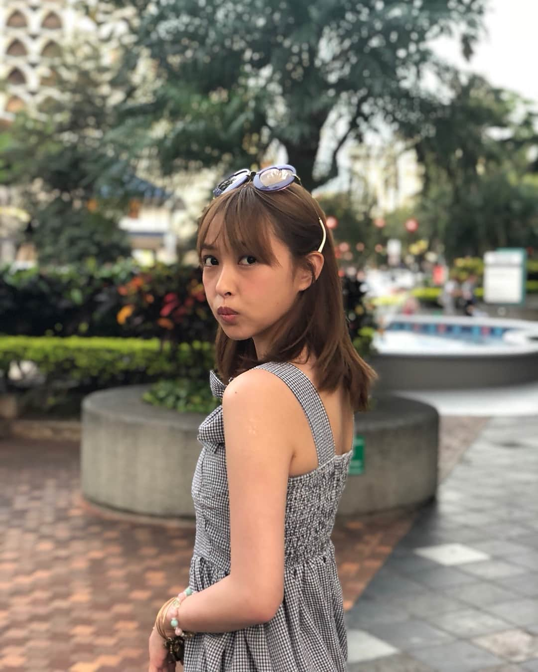 山内遥さんのインスタグラム写真 - (山内遥Instagram)「. .  DMでちょこちょこハワイで着てたお洋服を 教えてほしいとコメント頂いたので、、♥ パパーッとですがアップしまする☺︎ . .  pic1.2→DRWCYS シルクタッチ素材で柔らかい雰囲気のセットアップ👒 . .  pic3→Angels by the Sea 前からある定番のワンピだと思う！ だんだんフリルに弱い←笑 . .  pic4→maisondepriere モデルをさせて頂いているメゾンドプリエさんの👗 実は撮影で一目惚れしてたドット柄ワンピ！首元もフリルで絶妙な丈感❥ . .  pic5→Supreme LaLa 花柄の刺繍とバックスタイルが凝ってて女の子っぽくなれる😘👏🏻笑 ララのお洋服は本当にThe女の子♡ . .  pic6→Lilybrown 大花柄と袖のパフスリーブがかわいい！これ2wayでオフショルにも出来るよん☺︎紐はホルターネックになるけどはるは変な日焼けするから前で結んでる😂😂笑 . .  pic7→milaowen 透け感ワンピ！ これほんとスケスケなのでボトム合わせて重ね着するのがおすすめです💗 . .  pic8→韓国で購入。 ギンガムチェックワンピ❥ これ若すぎたかな、、？w 23歳のギンガムチェック🤟 . .  pic9→adidas ランニングウェア持ってくの忘れて 現地調達した全身adidas🕺笑 中々気に入っておる。 でも結局ここだけの話、、、 走ったの1日だけ🤫🤫🤫爆笑 . .  こんな感じです☺︎☺︎☺︎ その他は全部タグ付けしてるので❥ . .  #drwcys#nanouniverse#angelsbytheseahawaii#converse#maisondepriere#dholic#supremelala#ca4la#lilybrown#milaowen#addidas #まってまってまって#タグの量#爆笑 #oharu_trip」5月5日 19時08分 - haruka__yamauchi