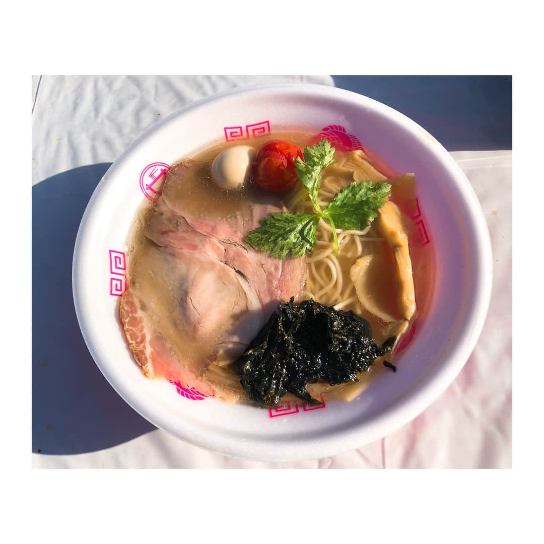 廣瀬茜さんのインスタグラム写真 - (廣瀬茜Instagram)「ラーメン女子博2018へ遊びに行きました🍜🍥🎀 . ラーメン女子博プロデューサーの森本聡子さんにもお会いできてとても嬉しかったです💞 年間600杯以上のラーメンを食べるにも関わらずこの美貌…！！ラーメン女子として、尊敬してやまないラーメンプリンセス👸🍥 . . 今回私が食べたラーメンは、 一杯目は、「KaneKitchen Noodles」の"潮の煮干しらぁめん〜ミニローストトマトを添えて〜" これぞ女子が大好きなラーメン！笑 スープがキラッキラで美しい。磯の風味が口の中いっぱいに広がり、サッパリなのに煮干しがガツンとくる。ローストトマトも甘くて美味しかったー！ . 二杯目は、吉本芸人・吉田サラダさんが作った「違う家」の"家系伊勢海老ラーメン" 家系+伊勢海老なんて最高すぎる！贅沢だ！重すぎる事なく、マイルドでとても食べやすかったです！！ . 全店舗制覇したいぐらい魅力的なラーメン店ばかり✨ . ラーメン最高！！！！！！！ . #ラーメン女子博 #森本聡子さん #ラーメン女子 #麺スタグラム」5月5日 19時29分 - akane_bandmaid