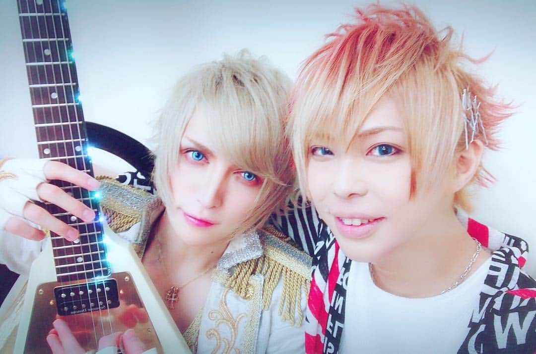 Kouichiさんのインスタグラム写真 - (KouichiInstagram)「MiAくんとはその昔MEJIBRAY&カメレオ時代にさんざん対バンしていたにもかかわらず何故か一度も喋ったことがないままでしたが…😅shinpeiさんに繋いでもらいこの度一緒にライヴすることができました🎶🎸✨﻿ 最近は一緒に飲んだりと仲良くさせてもらっております！😌﻿ MiAくんありがとうございました（^人^）﻿ #MiA #mejibraymia #MEJIBRAY #Kouichi #WKWKPROJECT #WKWKLIVE」5月5日 19時06分 - kamekouchian