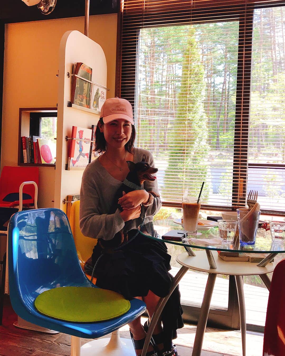 米澤有さんのインスタグラム写真 - (米澤有Instagram)「ママと私と犬でお出掛け🐕 ゴルフ終わりで、ぷらぷらリフレッシュしてます☺️ #cafe#relax time#フランクくん#優子　と有#ゴルフ終わり」5月5日 20時43分 - yu.u.yonezawa