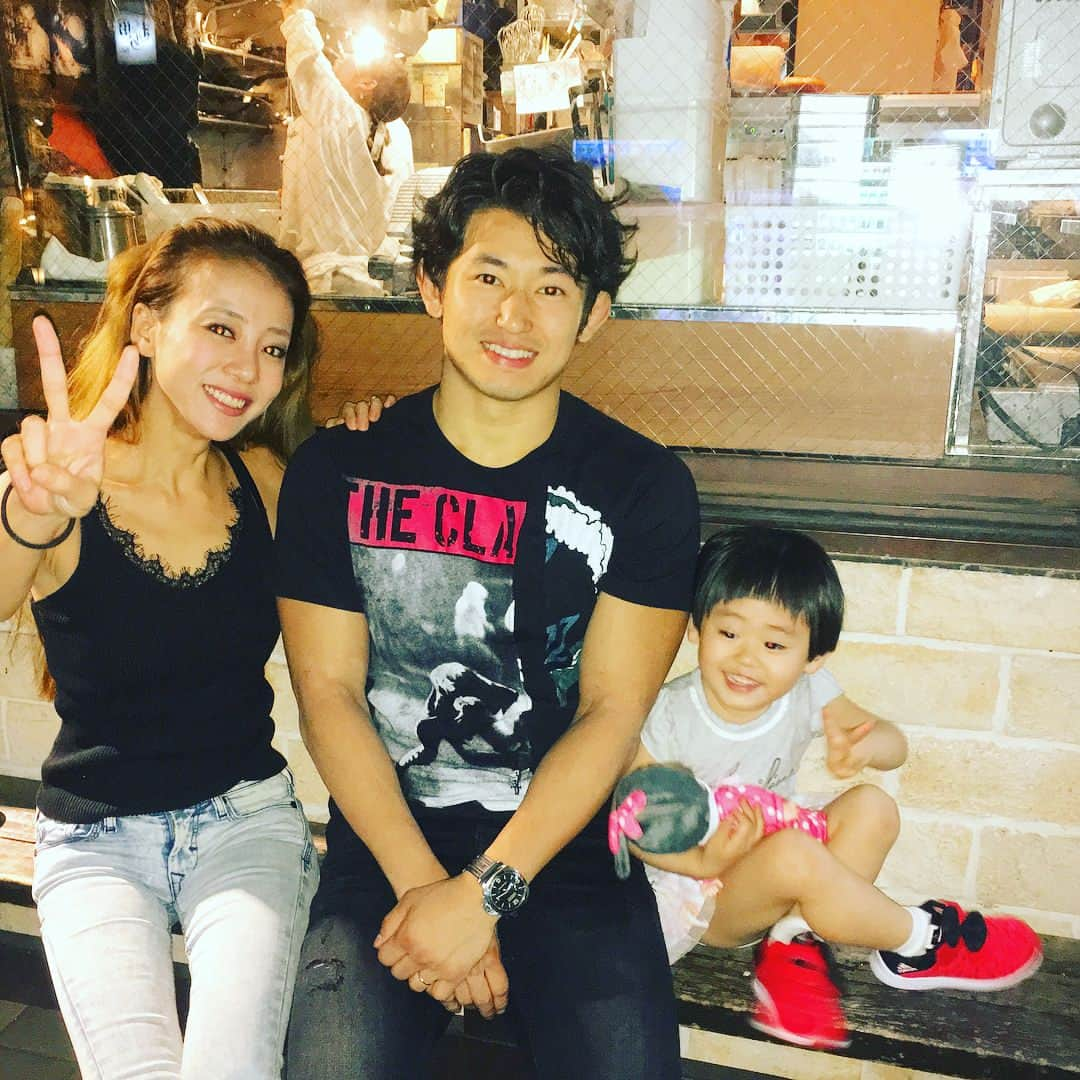 あびる優さんのインスタグラム写真 - (あびる優Instagram)「家族、夫婦、親子、色々な事があっても家族として夫婦として投げ出さず（100万回くらい投げ出そうとしたし、これからも色々あると思いますが🙄笑）今日まで私達を繋ぎとめてくれたのは間違いなく娘の存在あってこそ。 娘のおかげで私達も成長させてもらってます😄✨ パパとしてママとして、これからも娘の笑顔をひとつでも多く見られるように頑張ります👨‍👩‍👧💕 3歳おめでとう㊗️🎉 大好きだよ〜😍😍😍❣️ PS、久しぶりに家族＆夫婦写真載せてみた😛笑 明日はアッコにおまかせ✌️見れたら見てください😘📺 #family#daughter#happy#birthday#happybirthday#clover#love#cute#holiday#家族#娘#愛娘#親子#誕生日#四葉のクローバー#3歳#お誕生日おめでとう#家族時間#愛しい#かわいい#癒し#幸せ#ありがとう#充実#こどもの日#休日」5月5日 21時06分 - yuabiru74