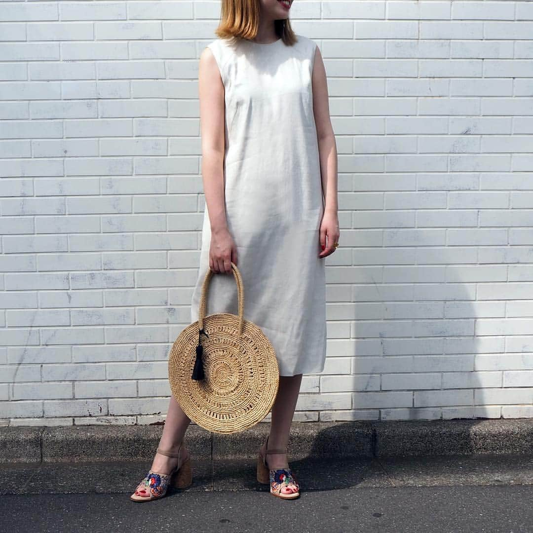 TOMORROWLAND_Womensさんのインスタグラム写真 - (TOMORROWLAND_WomensInstagram)「〈ITEM〉 Dress / TOMORROWLAND collection : 13068206451 / ¥34,560 Bag / MAISON NH : 33038103022 / ¥18,360 Shoes / PALOMA BARCELO : 33018201088 / ¥58,320 #tomorrowland_jp #tomorrowland_womens #tomorrowland #fashion #TOMORROWLANDcollection #MAISONNH #PALOMABARCELO」5月5日 21時44分 - tomorrowland_womens