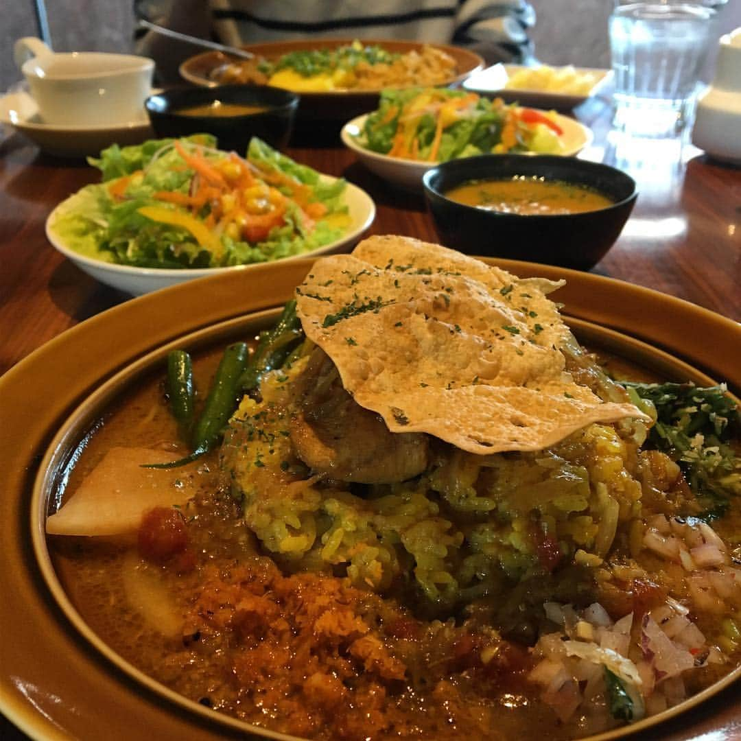 岡山グルメ de ランチさんのインスタグラム写真 - (岡山グルメ de ランチInstagram)「* サティスファクション スリランカカレー🍛🇱🇰✨ GWに異国の風を感じました！ 本当は混ぜ混ぜして食べるべきなのに 混ぜずに食べてしまった… それはそれで 色んな具の味で楽しめて 美味しかったよー♪ * #サティスファクション #岡山ランチ #岡山カレー #カレー #スリランカカレー #スリランカチキンカレー #スリランカ #🇱🇰 #🍛」5月5日 22時42分 - okayama_lunch