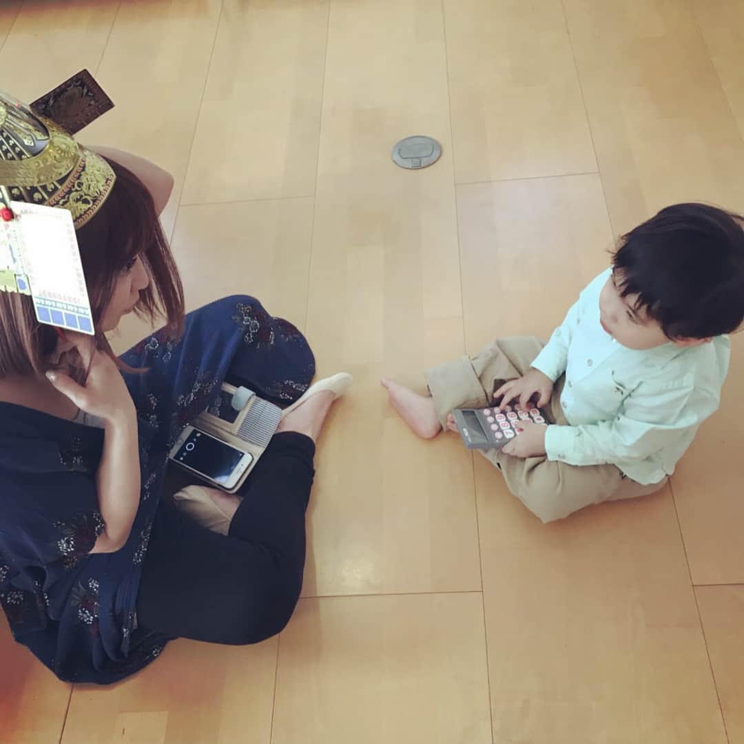 矢口真里さんのインスタグラム写真 - (矢口真里Instagram)「実家で可愛い甥っ子とこどもの日٩( ᐛ )و✨ ・ お母さんの手料理は相変わらず美味しかったです😋✨ ・ なかなか兜を被ってくれないので、レクチャーしたんだけどダメでした😂💦 その時彼は電卓に夢中でしたょw😂💕」5月6日 0時14分 - mariyaguchi_official