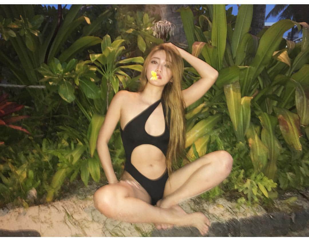 DJ mariennuのインスタグラム：「最近また夜は肌寒いね、 朝から夜まで なまぬるい季節こないかな〜ぁ🌚 着たい新しい水着たくさん❤️ ・ ・ ・ #なまぬるい季節 てか#そんな季節ないか  #hawaii #swimwear」