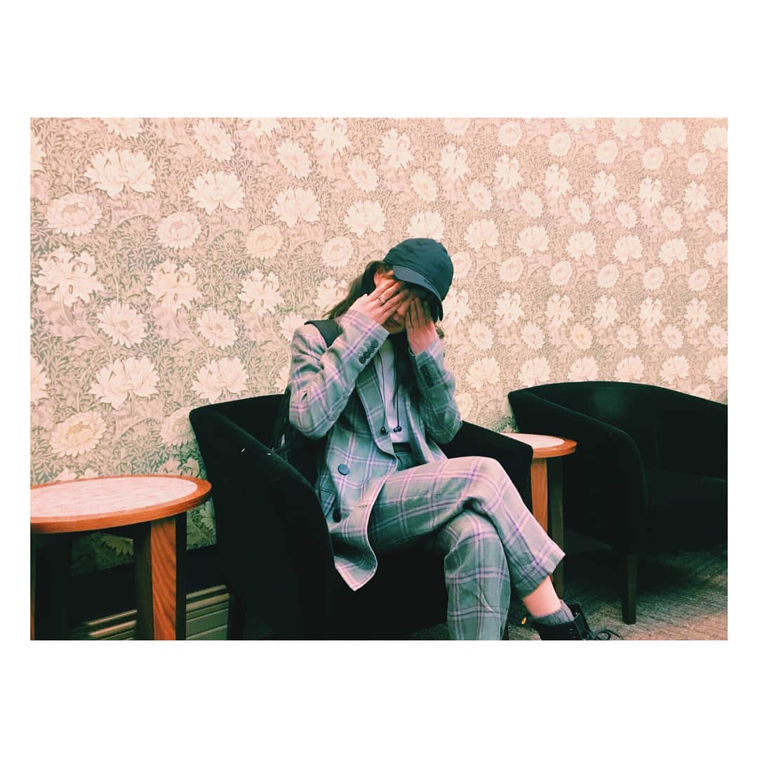 宮﨑香蓮さんのインスタグラム写真 - (宮﨑香蓮Instagram)「おつかれさんです。 お腹すいたです。の顔🐶 (いつぞやの。寒い日の。) いやでも、お腹はいますごくすいてる。 足組むと体ゆがむよ？🕺🚧 あとシワついてるよ？🙈🚧 麻だからって言い訳にならないよ？🤖🚧 . 👔👖:zara」5月20日 20時24分 - karen_miyazaki_official