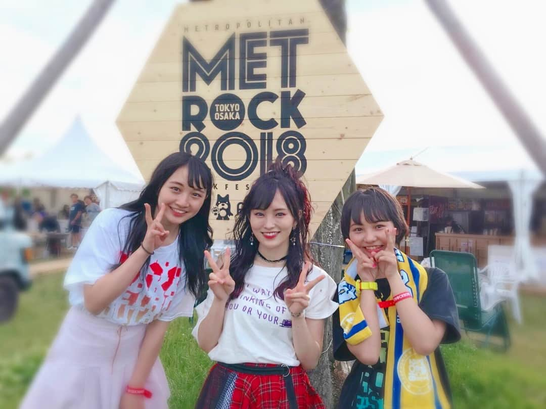 山本彩加さんのインスタグラム写真 - (山本彩加Instagram)「今日は、 #METROCK2018大阪 に行かせていただきました！！！！ たくさんのアーティストさんが出演されていてお客さんも本当に多くて賑わっていました😆  ステージは3つあったんですが、どこもすごい盛り上がりでとっても楽しかったです！！！！ 彩さんのステージを見させていただきました！本当にかっこよくて。。。 感動しました😭😭😭 こんな偉大な先輩が近くにいるのでいいところをたくさん盗みたいと思います！！！！ #メトロック大阪 #フェス #山本彩 #本郷柚巴」5月20日 21時29分 - ayaka48_yanyan