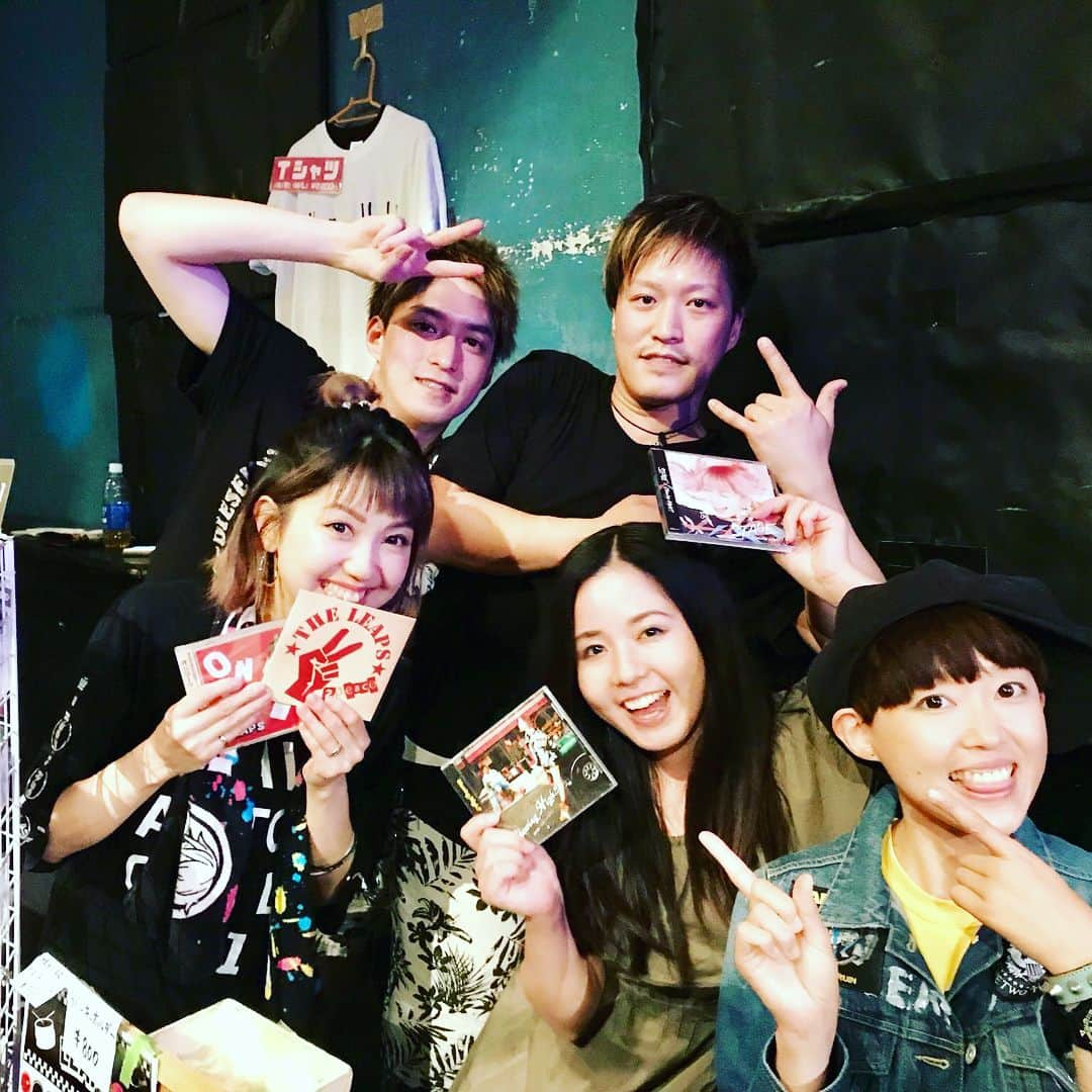 名倉かおりさんのインスタグラム写真 - (名倉かおりInstagram)「ChewingHigh!! FriendsPartyvol.8 平日にもかかわらず会いにきてくれた皆さんありがとう〜！！(^^) 初めてみるバンドの音楽を聴いて笑顔になったり口ずさんだり、手拍子したり、そういうフロアの様子が純粋にめちゃくちゃ嬉しかった！！ だってちゅーはいのフレンズは、いい音楽やってる人ばっかりなんだもん〜！😍🌈💗 いや〜本当いい音楽ばっかの1日で時間が盛りなしであっという間だった！！ のこり主催3本がんばるー！ 次回は6/2綾野の兄貴の地元町田でライブだよー！☆ #cwh #chewinghigh #rock #band #music #shibuya #ruidok2 #ruido #mazicstar #aya #sakohata #theleaps #cjli #cj #guitar ＃friends #party #live #japan #渋谷 #渋谷ruidok2 #主催 #企画 #５ヶ月連続 #ワンマン に向けて #頑張る」5月20日 21時29分 - kaori1217_chewinghigh