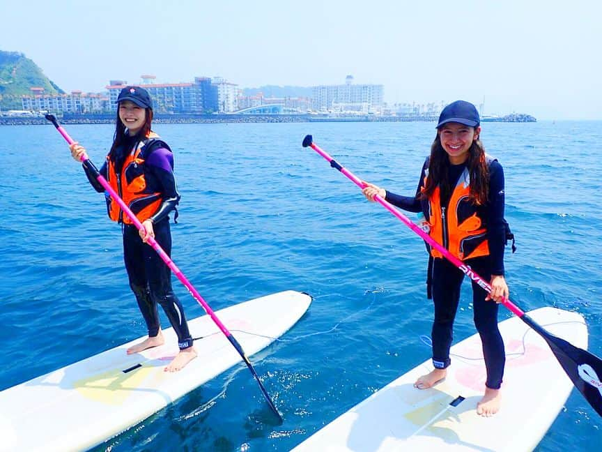 後藤ティファニーのインスタグラム：「湘南では念願の初サップもしたよー！🏄‍♀️ 逗子マリーナをバックに📷  結構遠くの方まで行って、 最初は波が来るたびに落ちそうで怖かったけどコツを掴んだら楽しくて気持ちよくて最高だった☺️💓 次は川のレイクサップもやりたいな〜！ #湘南 #逗子 #逗子マリーナ #サップ #sup #beach #ビーチ #supboard #marinsports」