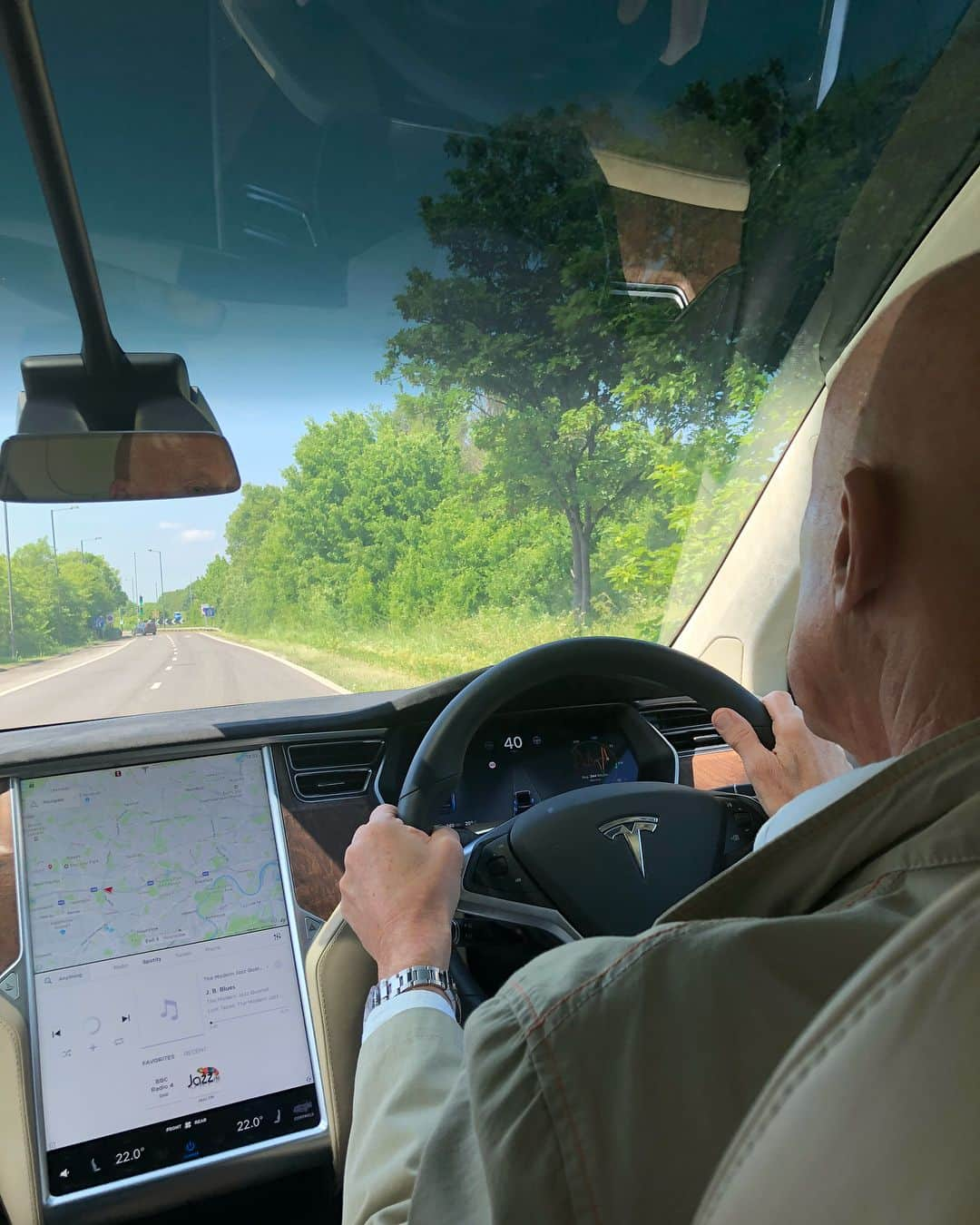 ノーマン・フォスターさんのインスタグラム写真 - (ノーマン・フォスターInstagram)「Having fun on Sunday test driving a Tesla.」5月20日 21時33分 - officialnormanfoster