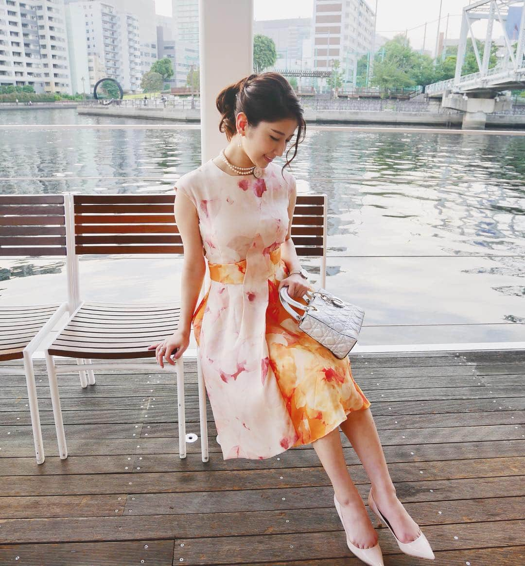 亜里沙さんのインスタグラム写真 - (亜里沙Instagram)「👗👜👠 @dior Wedding partyのドレスコードが "something pink" だったので、レンタルドレス屋さんでdiorのピンク×オレンジの可愛いドレスをレンタルしてみました。 飲み物がこぼれないか冷や冷や😂無事お返しできたけど、１日忘れてて遅延料かかっちゃった😹 #weddingparty #dress #dior #diorlover」5月20日 13時09分 - alisa_0302