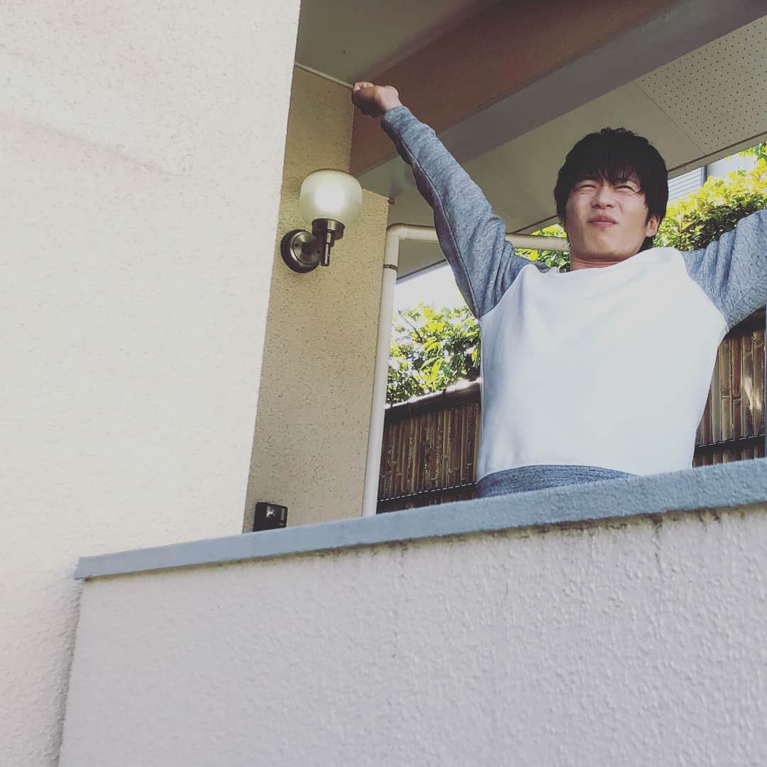 おっさんずラブ 武蔵の部屋さんのインスタグラム写真 - (おっさんずラブ 武蔵の部屋Instagram)「そんなわけで朝です。おはようみんな、おはよう小鳥さん！ 休日ですが俺は出勤日なのでTK不動産に向かう途中に、おおおおおっと、はるたん発見です☺️✨ #何度も言うようですが #自宅からの会社への通り道なんです #にしてもはるたんの寝起き姿 #あえて改めて言わせて頂こう #存在が罪ぃぃいいいいい‼️ #腹チラ神ぃぃいいいいい‼️ #ちなみになぜこんなにテンションが高いかというと #昨日会社でショックな出来事があったからです #付き合ってるって何 #ねえ何なの #でもめげないお #戦うお #マジMなんかに負けねぇから🔥」5月20日 13時21分 - musashis_room