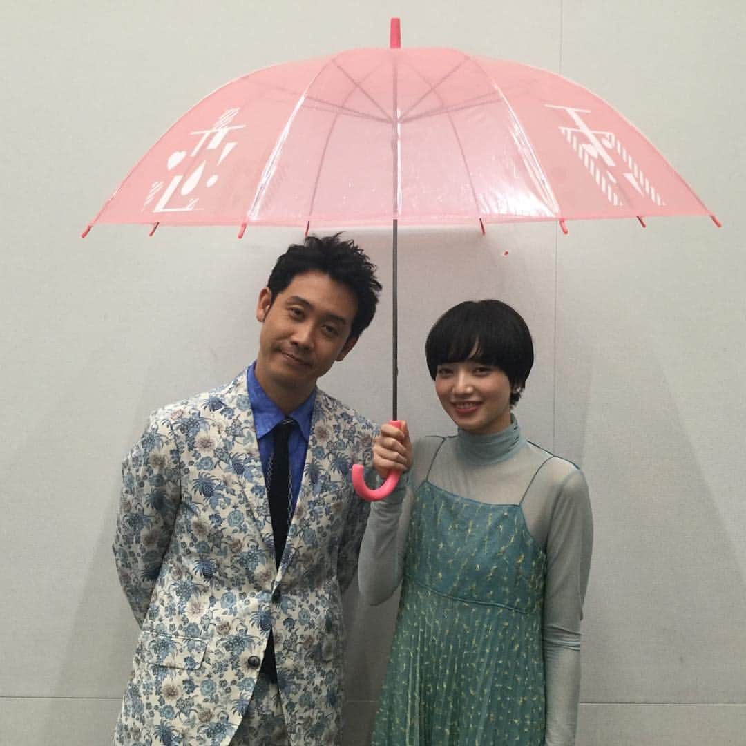 映画『恋は雨上がりのように』のインスタグラム：「初日舞台挨拶にご招待！ ☂️恋雨相合傘キャンペーンは本日締め切り⚠️ 公式Instagramをフォロー＆#恋雨相合傘 を入れて、相合傘写真を投稿していただくと、抽選で1組（2名様）を‪5月25日（金）‬にＴＯＨＯシネマズ 日比谷で開催される初日舞台挨拶にご招待！ さらに当日、小松菜奈さんのサイン入り“恋雨傘”を小松菜奈さんからプレゼント🎁 . 詳細は公式サイトをご確認ください！ . #恋雨  #恋は雨上がりのように #恋雨相合傘 #小松菜奈  #大泉洋 #映画 #雨」