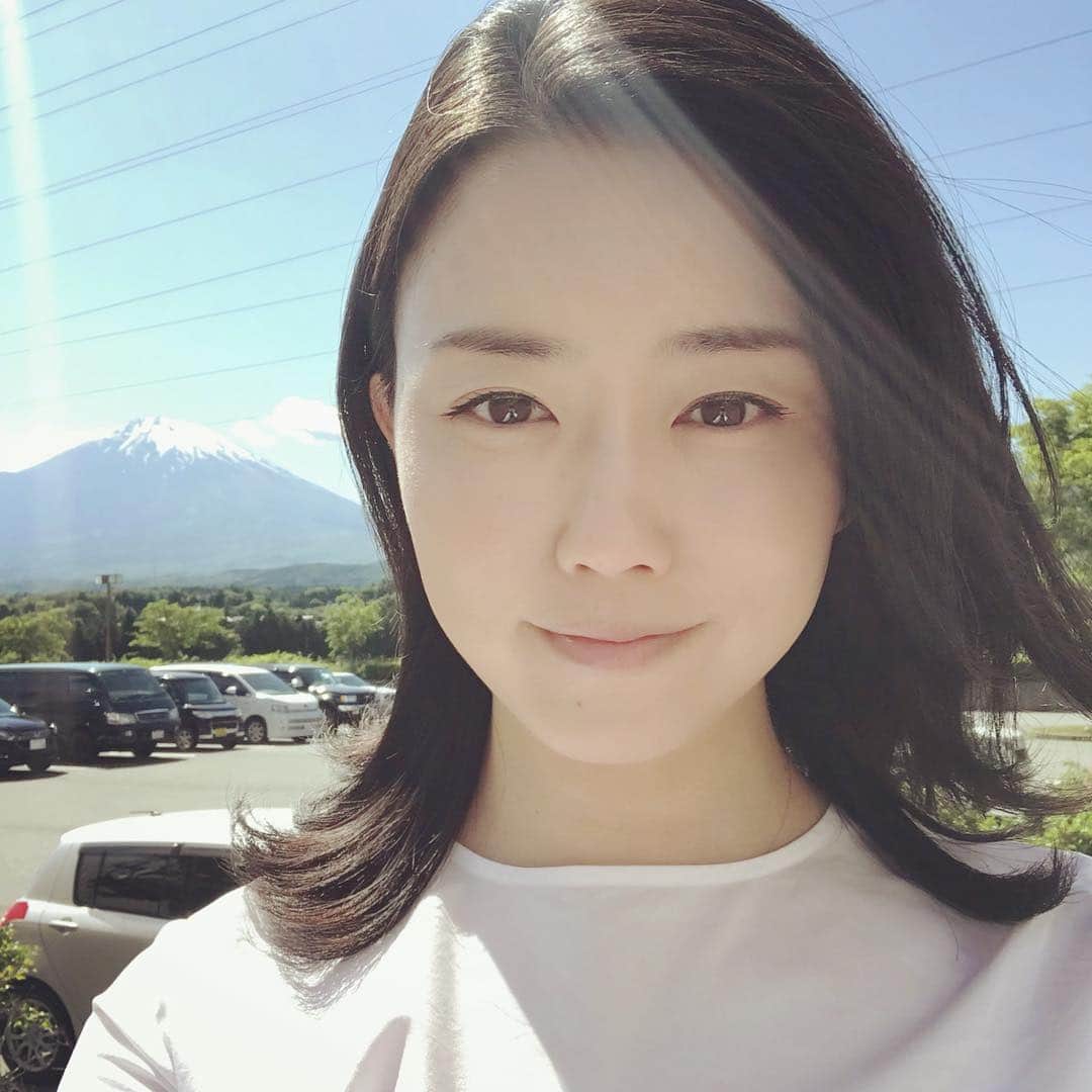 原田佳奈さんのインスタグラム写真 - (原田佳奈Instagram)「富士山と私 #富士山 #ロケ日和 #温泉にでも行きたいな」5月20日 14時41分 - kanaharada1211