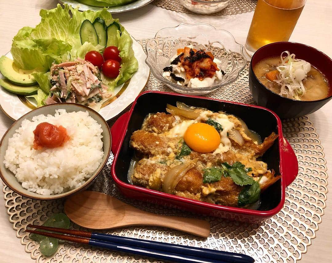 梶本成美さんのインスタグラム写真 - (梶本成美Instagram)「なる飯🍚 夕飯編🍽 .  載せてなかったシリーズ🍴 . ☆献立☆ . . ☆エビカツ煮 . ☆豚汁 . ☆きゅうりとハムの胡麻マヨポンサラダ . ☆冷奴 . .  カツ煮を先日実家帰った時に食べたので、今回はエビフライで卵とじにしました＾＾ . 豚汁は私は豚肉をカリカリに焼いてから作ります＾＾ごぼうは胡麻油でしっかり炒めてから＾＾ .  #おうちごはん #ウチごはん #うちごはん #料理 #食 #美食 #自炊 #手料理 #食堂#クッキングラム#クッキング#タベリー #献立#エビカツ煮 #豚汁  #夕飯#eat #eating #delicious #delistagrammer #cooking #foodstagram #food #japanesegirl #japanese #love #なる飯」5月20日 15時11分 - narumikajimoto