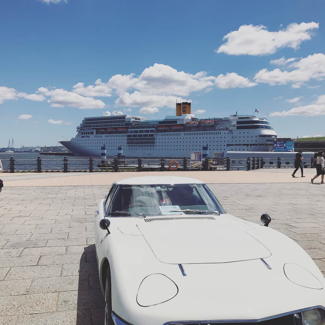 宇野薫のインスタグラム：「#UNORUN  #今朝のみなとみらい  TOYOTA 2000GTと豪華客船  赤レンガ倉庫前イベント広場に 可愛い車がいっぱい展示してました。  #unorun #oymgram #tnf  #c3fit #tnfrun #hokaoneone #hokaoneoneclifton4 #oakley  #oakleyfrogskins #suunto #suuntospartantrainer  #toyotagt2000  #横浜 #赤レンガ倉庫 #宇野薫」