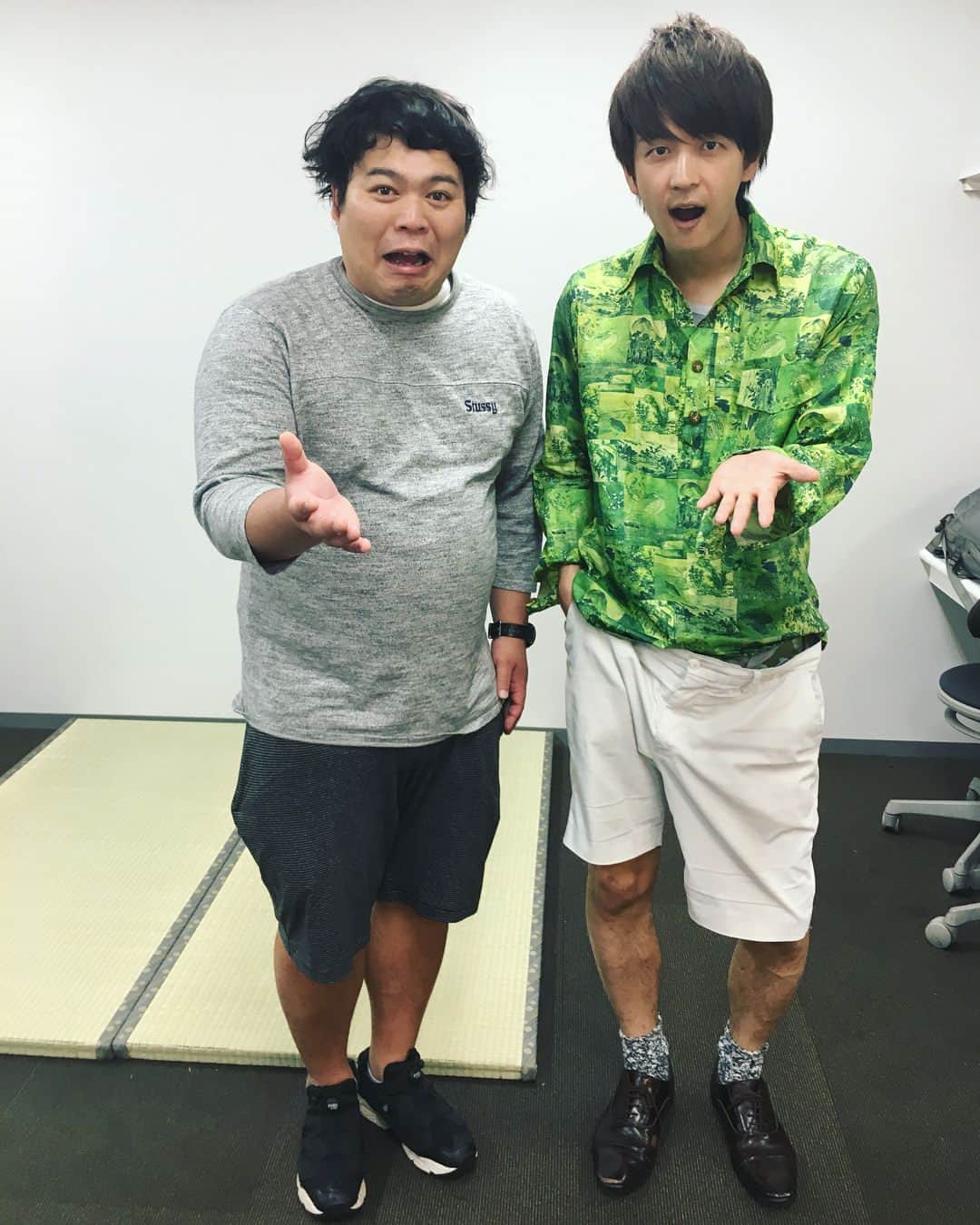のインスタグラム：「‪人の衣装を着させてもらおう‬ ‪大自然・白井編‬ ‪#コマンダンテ石井‬ ‪#大自然白井‬ ‪#ズボンでかすぎ‬ ‪#２枚目ちょっとパンツ見えてもうてる‬ ‪#パンチラ‬ ‪#シャツはちょうどいい‬ ‪#上だけやと慣れないチンピラ役やらせてもらいましたでもいける‬ ‪#ただ下が‬ ‪#パパのズボン履いた息子‬ ‪#次は誰に着させてもらおうか‬」