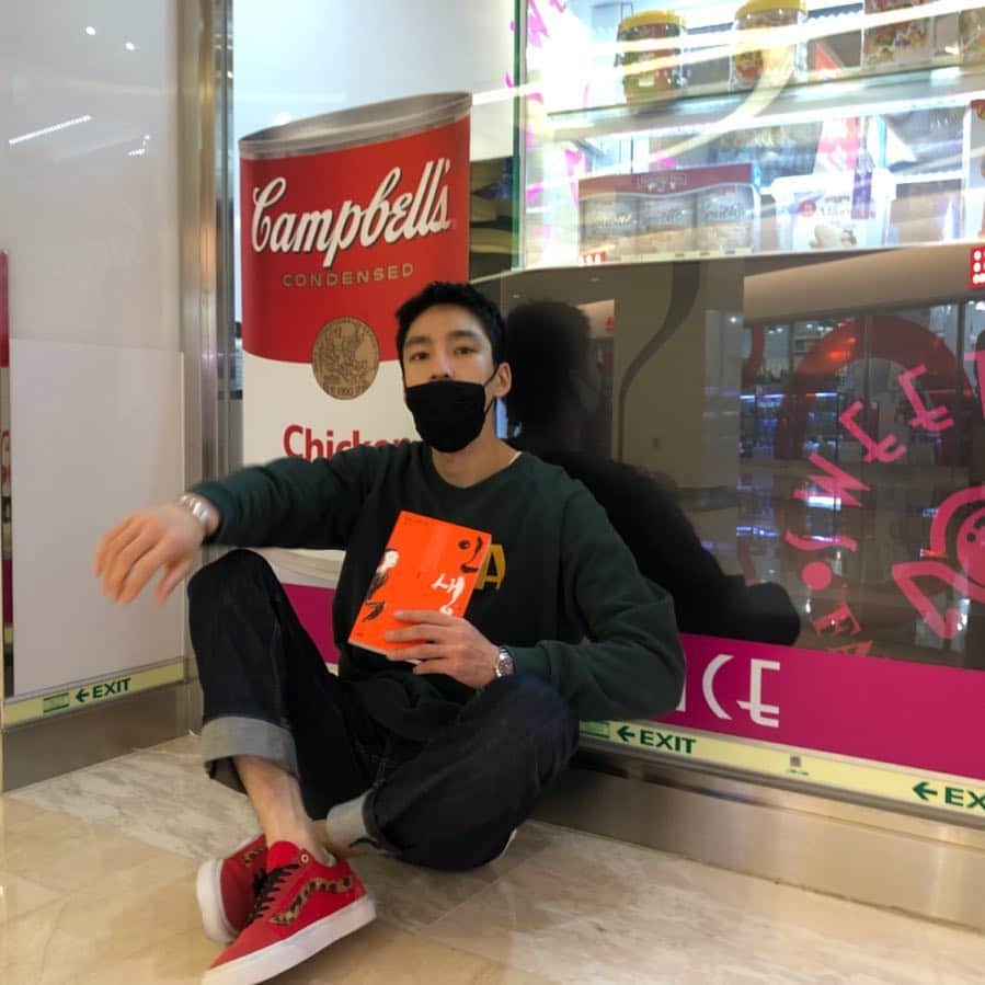 クウォンのインスタグラム：「과연, 참으로 답답한 구조 속에서 상처 입은 건 누구였을까. 상상할 수 없을 만큼 거칠게 내 입장을 대변하고 싶은 마음은 굴뚝같으나 침묵하며 생일날 감독님께 받은 책을 소리 내어 읽는 것으로 대신한다. 나의 독서가 나와 모두에게 더 유익하기를! #위화 #인생」