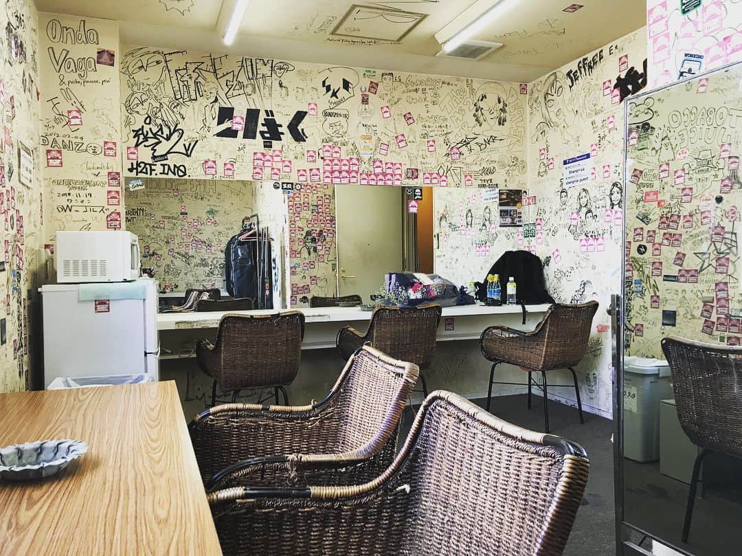 野村良平さんのインスタグラム写真 野村良平instagram 見慣れてしまったけど日本一落書きの多い場所ってライブハウスの楽屋な気がする と言う事で本日は梅田shangrilaにてツアーファイナルです ソールドアウトありがとうございます 5月日 18時01分