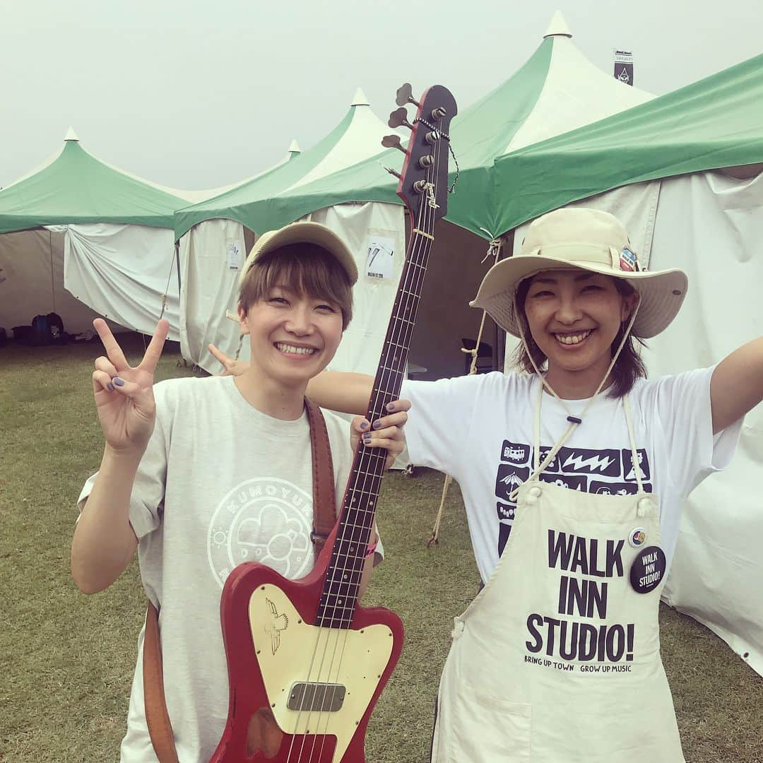 福岡晃子さんのインスタグラム写真 - (福岡晃子Instagram)「くもゆきでWALK INN FES!2018に出演させていただきました。そしてなんと、大好きな先輩ベース姉御あっこさんことノマアキコさんのベースをお借りしてのライブでした。ベースお借りしたときはさすがに震えましたが、ライブ超楽しかった！フェスに誘ってくださってありがとうございました。あっこ先輩これからも大好きです。 #くもゆき #あっこ先輩」5月20日 18時11分 - akikofukuoka_oluyo