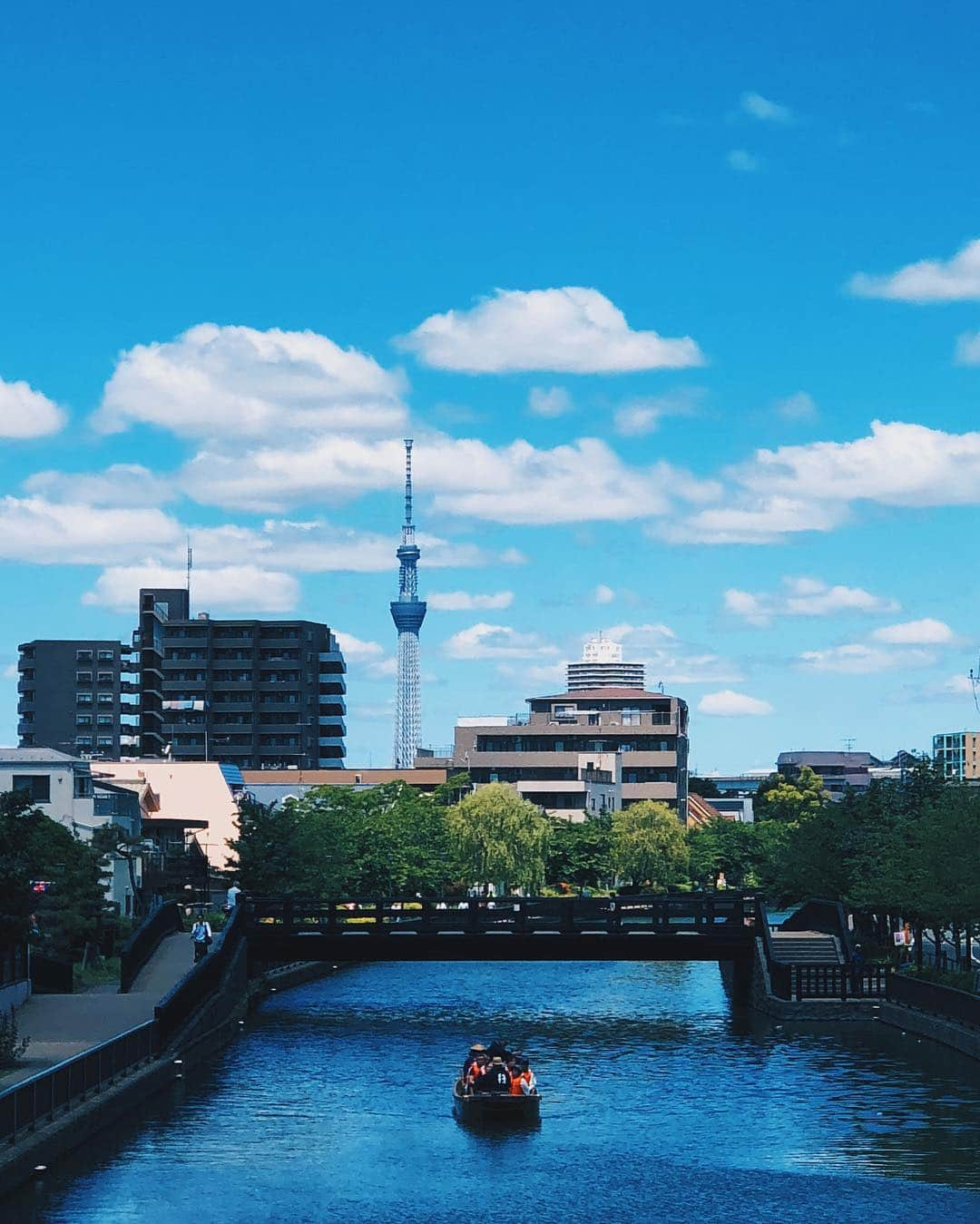 Ari Keitaさんのインスタグラム写真 - (Ari KeitaInstagram)「Blue Sky Tree River . . . . . #streetphotography #streetshot #tokyostreet #people #documentary #documentaryphotography #documentaryphotographer #doc #iphonex #vsco #japan #tokyo」5月20日 18時23分 - ariorali