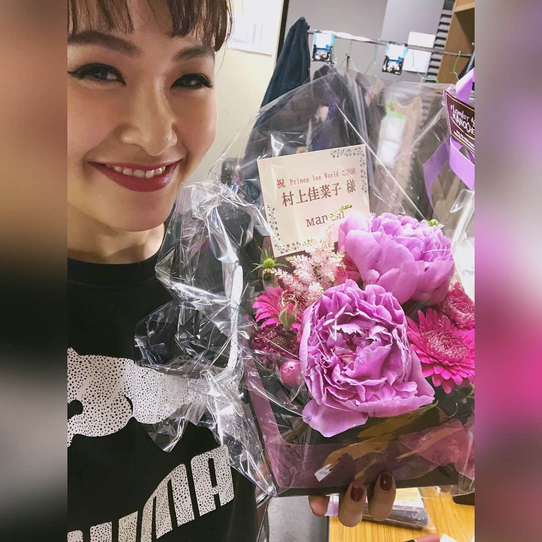 村上佳菜子さんのインスタグラム写真 - (村上佳菜子Instagram)「. . . 沢山のステキなお花、ありがと うございます！🌸❤️ お家がとっても華やかに なるのですごく幸せです❤️💓 これからも、魅せられるスケーター を目指して色んなナンバーを お見せしていきたいと思います！ ぜひ、皆さま見に来てください！ . . ちなみに、東京公演はまた違う プログラムを…🤪💓❤️ お楽しみに！！！ . . . 最初のすっぴんのは モーニング佳菜子で寝起きなので お許しを！😱 #princeiceworld2018  #大津公演」5月20日 19時20分 - kanako_m_official