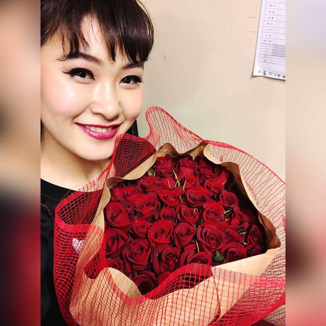 村上佳菜子さんのインスタグラム写真 - (村上佳菜子Instagram)「. . . 沢山のステキなお花、ありがと うございます！🌸❤️ お家がとっても華やかに なるのですごく幸せです❤️💓 これからも、魅せられるスケーター を目指して色んなナンバーを お見せしていきたいと思います！ ぜひ、皆さま見に来てください！ . . ちなみに、東京公演はまた違う プログラムを…🤪💓❤️ お楽しみに！！！ . . . 最初のすっぴんのは モーニング佳菜子で寝起きなので お許しを！😱 #princeiceworld2018  #大津公演」5月20日 19時20分 - kanako_m_official