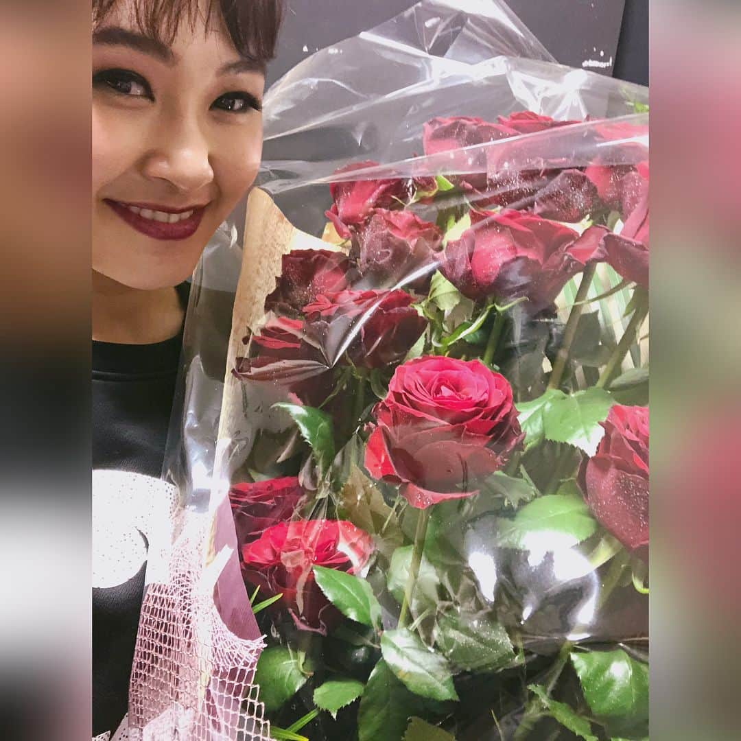 村上佳菜子さんのインスタグラム写真 - (村上佳菜子Instagram)「. . . 沢山のステキなお花、ありがと うございます！🌸❤️ お家がとっても華やかに なるのですごく幸せです❤️💓 これからも、魅せられるスケーター を目指して色んなナンバーを お見せしていきたいと思います！ ぜひ、皆さま見に来てください！ . . ちなみに、東京公演はまた違う プログラムを…🤪💓❤️ お楽しみに！！！ . . . 最初のすっぴんのは モーニング佳菜子で寝起きなので お許しを！😱 #princeiceworld2018  #大津公演」5月20日 19時20分 - kanako_m_official