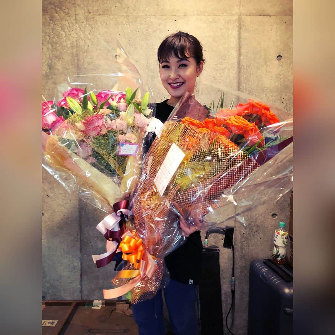村上佳菜子さんのインスタグラム写真 - (村上佳菜子Instagram)「. . . 沢山のステキなお花、ありがと うございます！🌸❤️ お家がとっても華やかに なるのですごく幸せです❤️💓 これからも、魅せられるスケーター を目指して色んなナンバーを お見せしていきたいと思います！ ぜひ、皆さま見に来てください！ . . ちなみに、東京公演はまた違う プログラムを…🤪💓❤️ お楽しみに！！！ . . . 最初のすっぴんのは モーニング佳菜子で寝起きなので お許しを！😱 #princeiceworld2018  #大津公演」5月20日 19時20分 - kanako_m_official