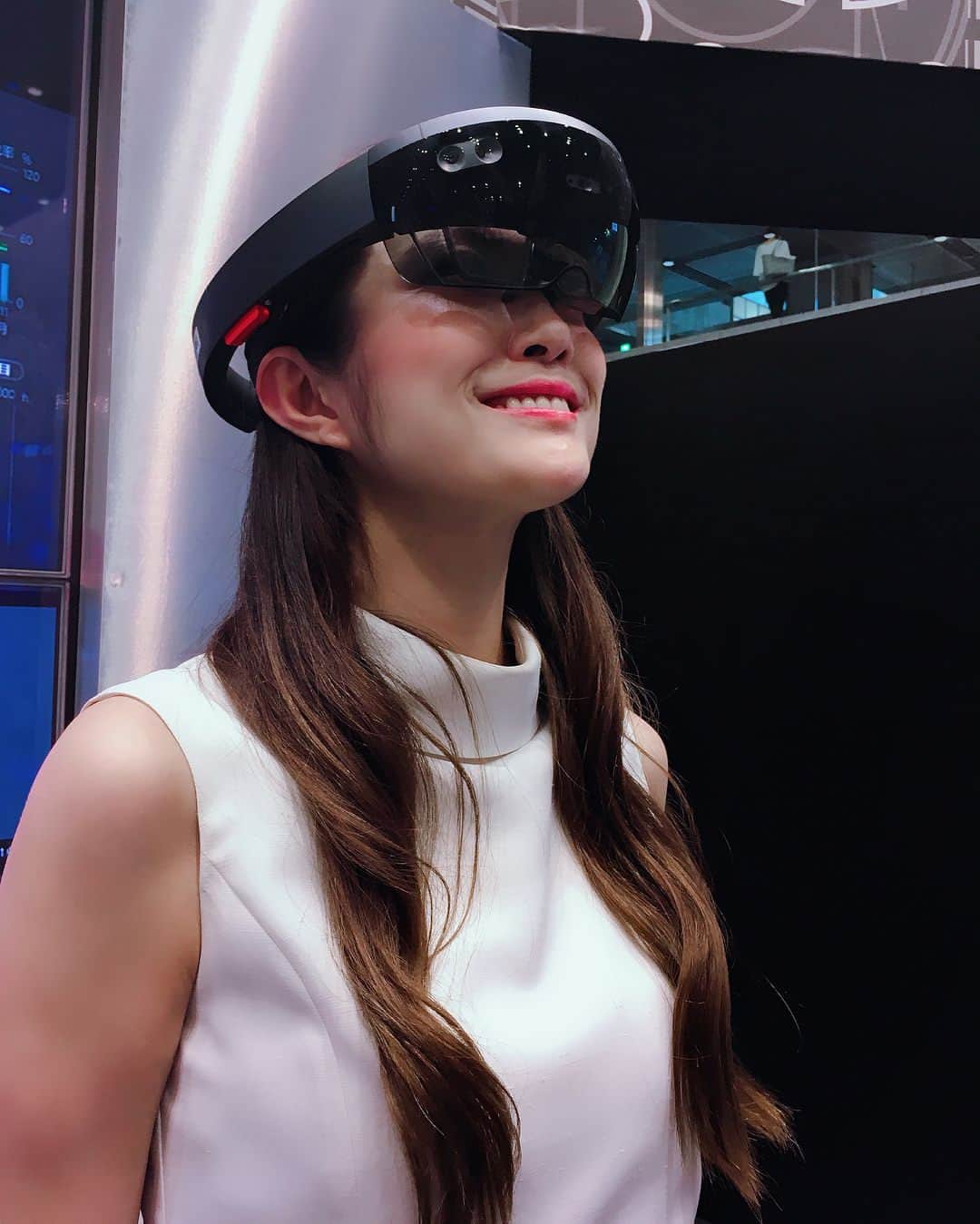 のインスタグラム：「HoleLens👓✨ 現代技術の進歩は目覚ましいですね‼︎ まるで映画の世界🚀 * #hololens #MR #fujitsu #fujitsuforum #model #me #japan」